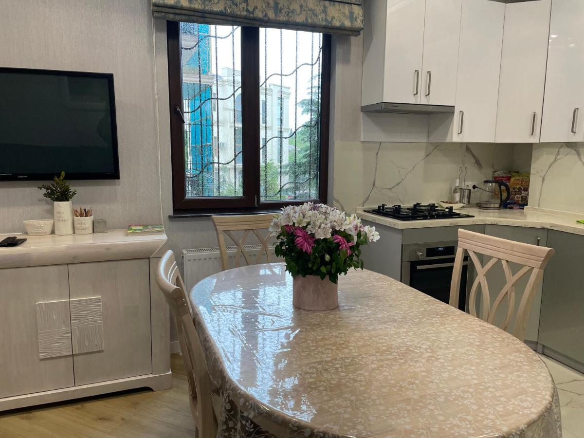 City Centre Apartment Kutaisi Bagian luar foto